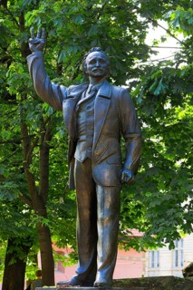 Monument to the freedom fighter of Ukraine Vyacheslav Chornovil, three fingers showing a trident,