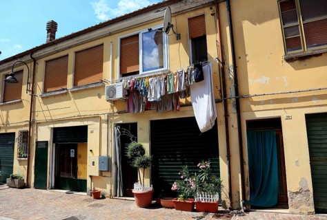 The laundry hangs to dry on a line outside the window, next to it an air conditioner, typical