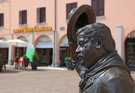 Italy, village of Brescello, bronze figure of Peppone, Mayor Giuseppe Bottazzi portrayed by actor