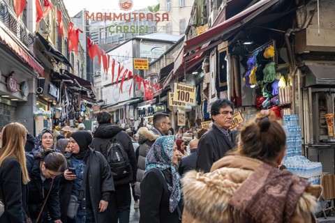 Istanbul, Turkey. December 2nd 2025. Busy crowded narrow streets with people shopping in the Fatih