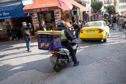 Istanbul, Turkey. December 2nd 2025. A Getir motorcycle delivery courier driving through the busy