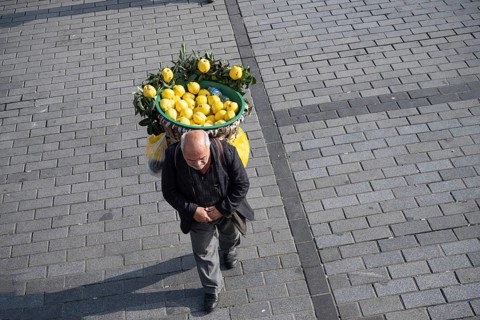 Istanbul, Turkey. December 2nd 2025. A street vendor carries a basket of quince for sale, Turkey is