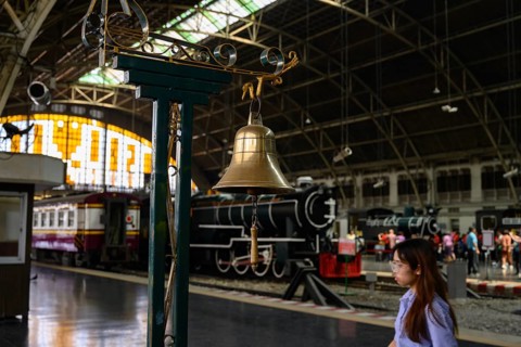 Bangkok, Thailand. February 16th 2025. The platform bell at Hua Lamphong Railway Station, Bangkok,