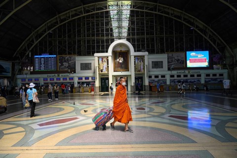 Bangkok, Thailand. February 16th 2025. A Buddhist monk with his luggage in the waiting room of Hua