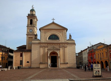 Brescello, note about the Don Camillo and Peppone museum in front of the church of Santa Maria