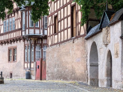 The slate courtyard, representative half-timbered building, the death of Gorsleben in front,