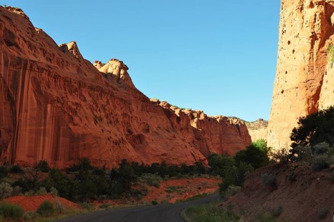 The road crosses a gorge with impressive rock formations and changing light effects, Grand