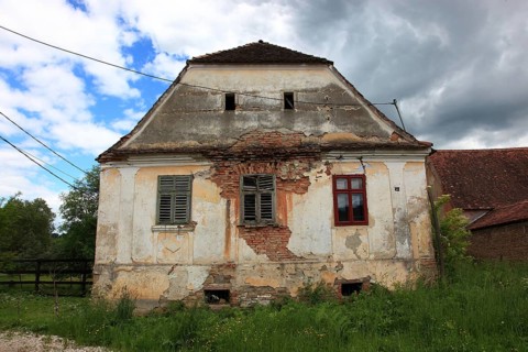 Romania, dilapidated house in the village of Mesendorf, Moischendref or Meschendorf, in the