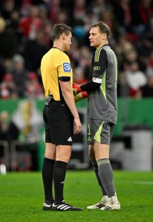 Referee Referee Daniel Siebert Gesture Gesture in conversation Discussion with goalkeeper Manuel