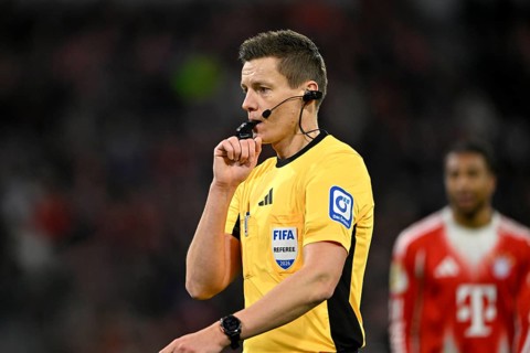 Referee Referee Daniel Siebert gesture gesture whistles Michael Olise FC Bayern Munich FCB (17)