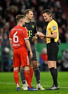 Referee Referee Daniel Siebert Gesture Gesture in conversation Discussion with goalkeeper Manuel