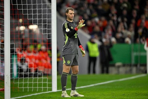 Goalkeeper Manuel Neuer FC Bayern Munich FCB (01) Gesture Gesture directs defence Football