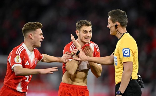 Referee Referee Daniel Siebert Gesture Gesture in conversation Discussion with Josip Stanisic FC