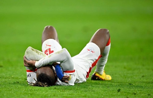 Yan Diomande RasenBallsport Leipzig RBL (49) injured Injury on the ground Football Bundesliga, DFB
