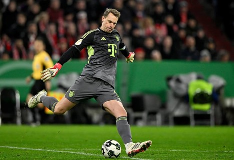 Goalkeeper Manuel Neuer FC Bayern Munich FCB (01) Action on the ball Football Bundesliga, DFB Cup,