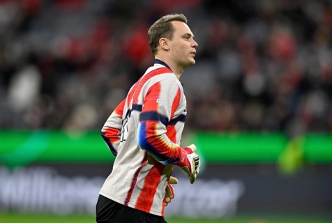 Warm-up training goalkeeper Manuel Neuer FC Bayern Munich FCB (01) good mood football Bundesliga,