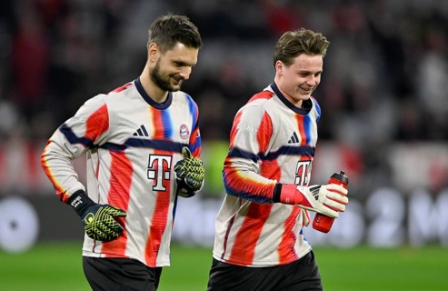 Warm-up training Goalkeeper Sven Ulreich FC Bayern Munich FCB (26) Goalkeeper Jonas Urbig FC Bayern