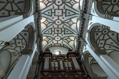 Vaulted ceiling and organ of the collegiate church, built 1587-1630, Zamosc, Poland