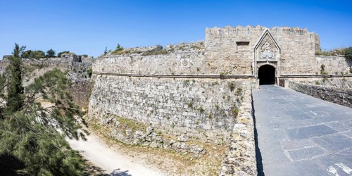 Red gate from the Middle Ages in the city wall of the historic old town Panorama on the island of