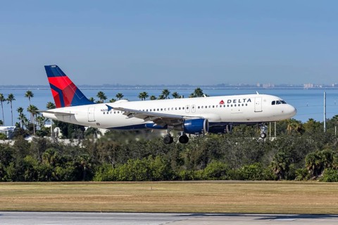 An Airbus A320 Delta Air Lines aircraft with the license plate N325US at Tampa airport, USA