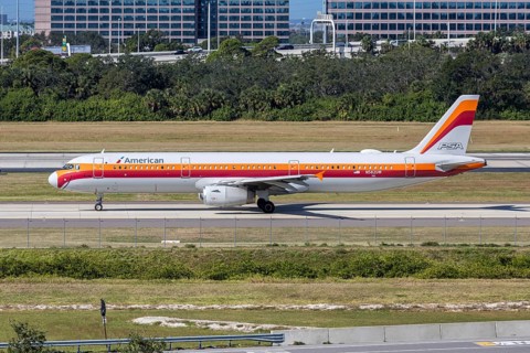 An American Airlines Airbus A321 aircraft with the license plate N582UW and the PSA Airlines retro
