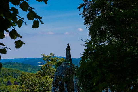 Wilhelm Hauff monument, rocks above the Echaz Valley, monument from 1839, obelisk with bronze bust,
