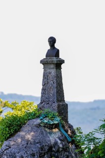 Wilhelm Hauff monument, rocks above the Echaz Valley, monument from 1839, obelisk with bronze bust,
