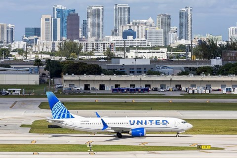 A United Airlines Boeing 737 MAX 8 aircraft with license plate N67350 at Fort Lauderdale airport,