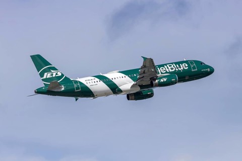 An Airbus A320 JetBlue Airways aircraft with license plate N746JB and the New York Jets NFL