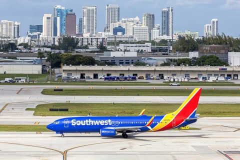A Southwest Airlines Boeing 737-800 aircraft with license plate N8627B at Fort Lauderdale airport,