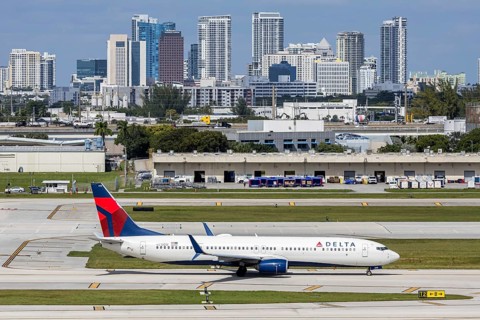 A Delta Air Lines Boeing 737-900ER aircraft with license plate N918DU at Fort Lauderdale airport,