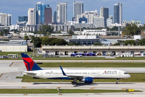 A Delta Air Lines Boeing 757-200 aircraft with the license plate N689DL at Fort Lauderdale airport,