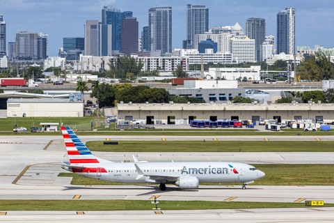 An American Airlines Boeing 737 MAX 8 aircraft with the license plate N319TE at Fort Lauderdale