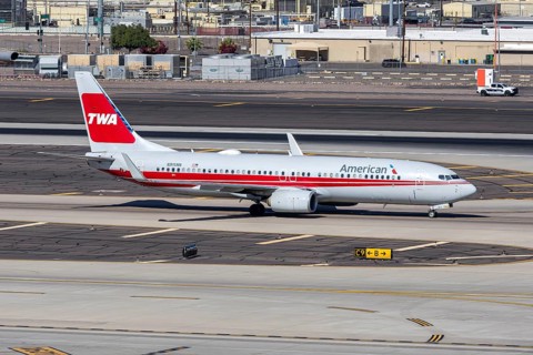 An American Airlines Boeing 737-800 aircraft with the license plate N915NN and the TWA retro