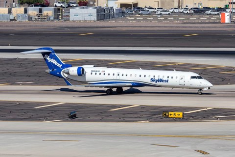 A SkyWest Airlines Bombardier CRJ-700 with license plate N604SK at Phoenix airport, USA