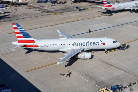 An American Airlines Airbus A320 aircraft with the license plate N604AW at Phoenix airport, USA