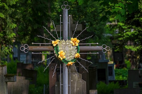 Artificial flower mix on a cross, Lützenhofer cemetery Lychakivsky cemetery, Lviv, Galicia, Ukraine