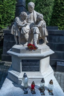 Sculptures on the grave of doctor Dr. Med. Josef Torosiewicz, 1784-1869 and the priest Kajetanowicz
