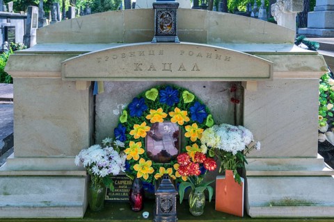 Grave decorated with artificial flowers, Lützenhofer cemetery Lychakivskiy cemetery, Lviv, Galicia,