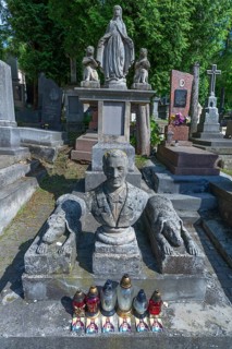 Grave with bust and two dog sculptures, Lützenhofer Cemetery/Lychakivsky Cemetery, Lviv, Galicia,
