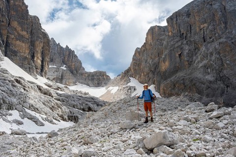 Hikers in a gap, Sentiero Brentari in front of rock faces, Brenta Mountains, Brenta-Adamello