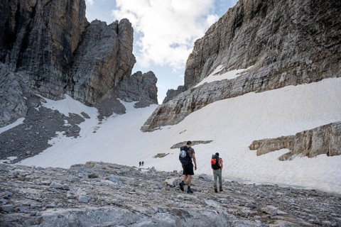 Hikers hiking trail to Bocca degli Armi, Brenta Mountains, Brenta-Adamello Natural Park, Trentino,