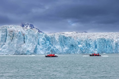 Boats with eco-tourists in front of Idabreen, Ida glacier calving into Liefdefjorden at Idabukta