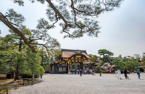 Tor Kara-mon, former imperial villa, Nijo Castle, Kyoto, Japan