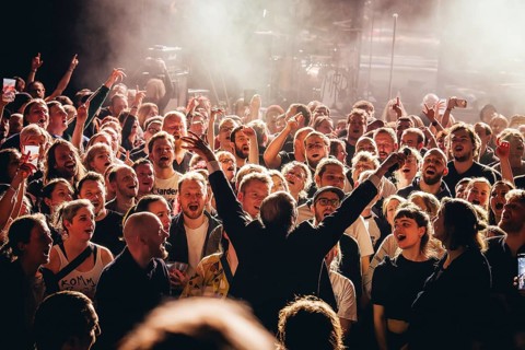 Singer Ben Hartmann from Billions live in the audience on 10 years of cocaine and raspberry ice