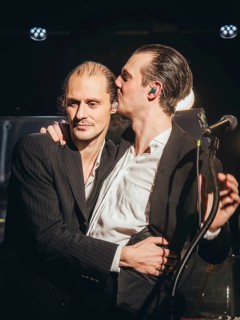 Singer Ben Hartmann and pianist Johannes Aue from Billions live on 10 years of cocaine and