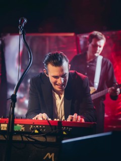 Pianist Johannes Aue from Billions live on 10 years of cocaine and raspberry ice cream tour 2026 in