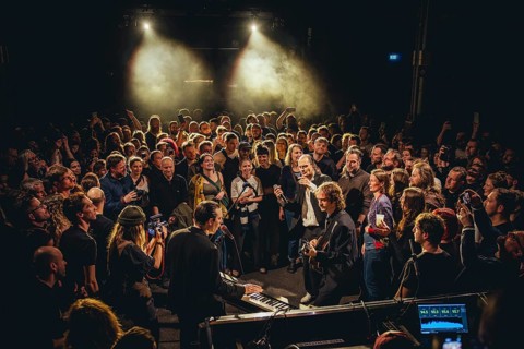 Pianist Johannes Aue and singer Ben Hartmann from Billions live between audience on 10 years of