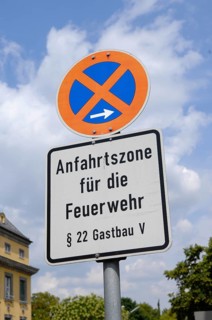 Traffic signs, absolute stopping ban with information on access zone for fire department