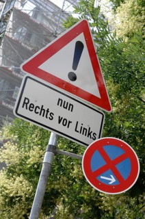 Traffic signs, absolute stopping ban and danger zone